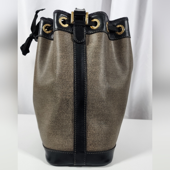 Fendi bucket shoulder/crossbody. Fading on edges/piping. Not original drawstring - Picture 4 of 16